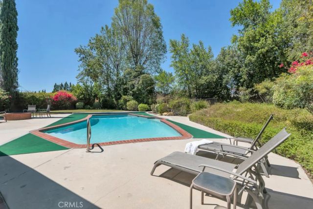 22445 Dardenne, Calabasas, CA 91302