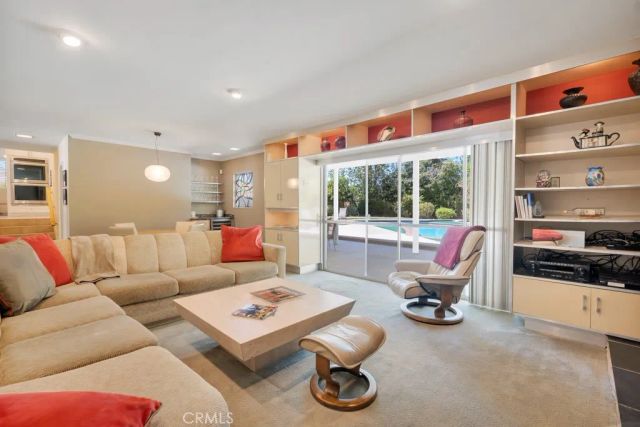 22445 Dardenne, Calabasas, CA 91302
