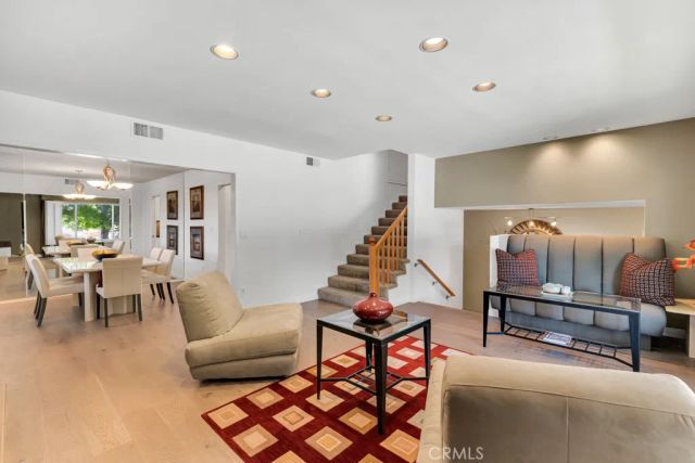 22445 Dardenne, Calabasas, CA 91302