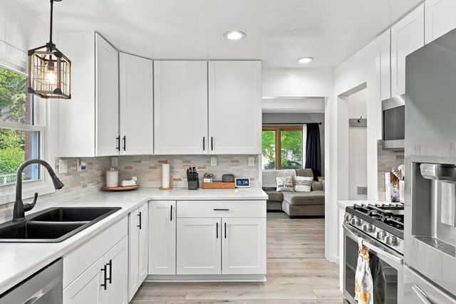 422 E MISSION ROAD, Green Bay, WI 54301