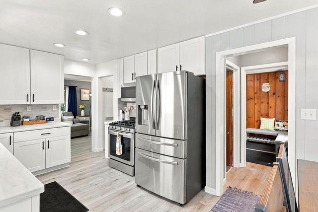 422 E MISSION ROAD, Green Bay, WI 54301