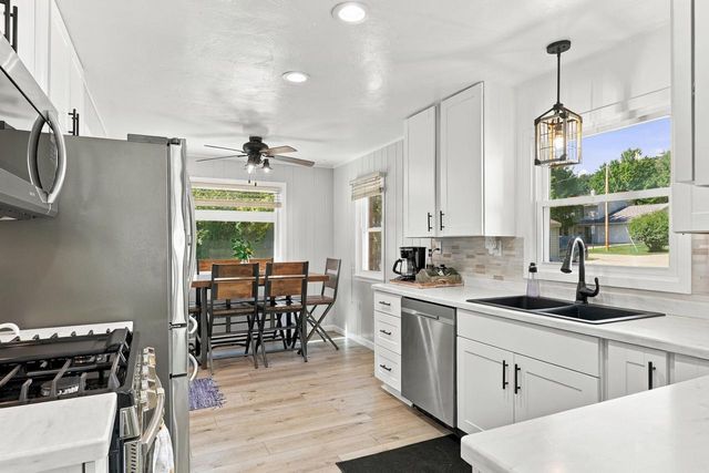 422 E MISSION ROAD, Green Bay, WI 54301