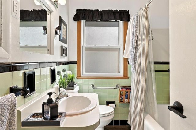 422 E MISSION ROAD, Green Bay, WI 54301