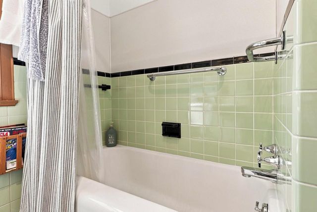 422 E MISSION ROAD, Green Bay, WI 54301