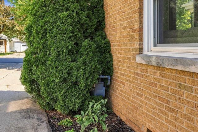 422 E MISSION ROAD, Green Bay, WI 54301