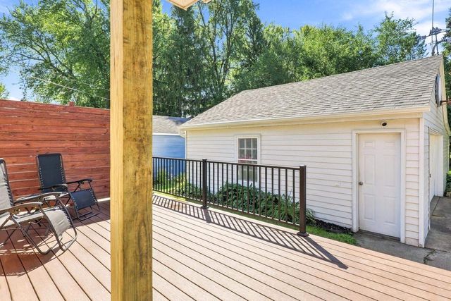 422 E MISSION ROAD, Green Bay, WI 54301