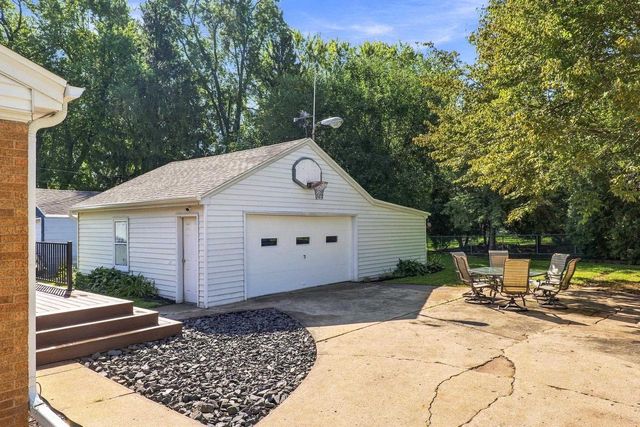 422 E MISSION ROAD, Green Bay, WI 54301