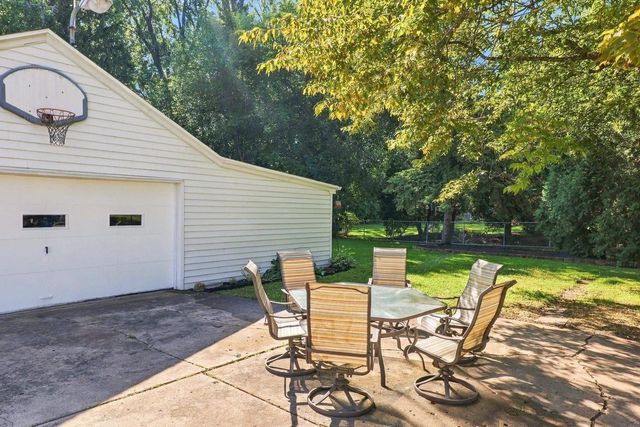 422 E MISSION ROAD, Green Bay, WI 54301