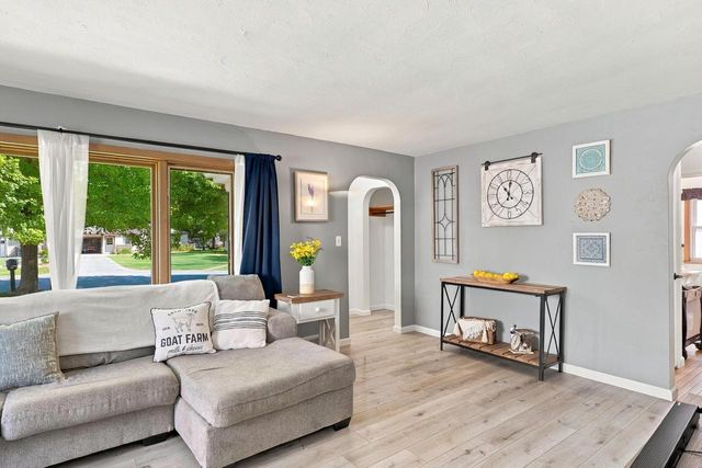 422 E MISSION ROAD, Green Bay, WI 54301