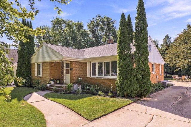 422 E MISSION ROAD, Green Bay, WI 54301