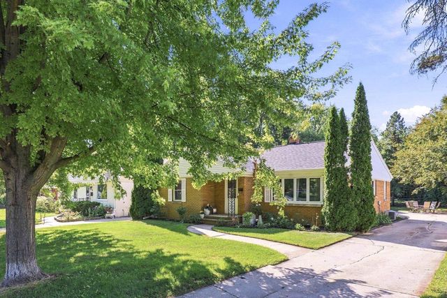 422 E MISSION ROAD, Green Bay, WI 54301
