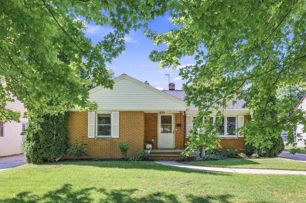 422 E MISSION ROAD, Green Bay, WI 54301