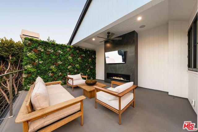 12227 Tweed Lane, Los Angeles, CA 90049