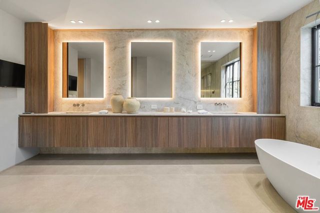 12227 Tweed Lane, Los Angeles, CA 90049