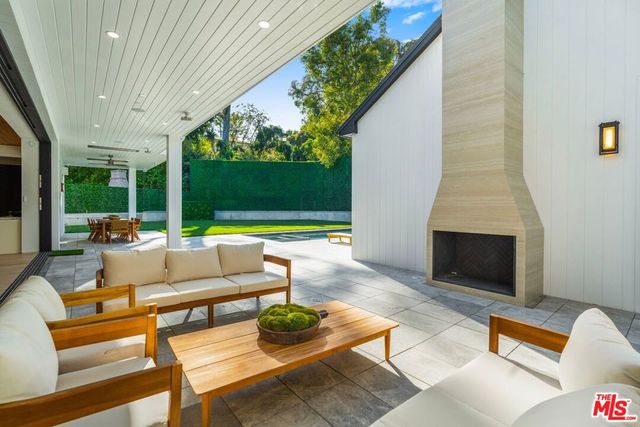 12227 Tweed Lane, Los Angeles, CA 90049