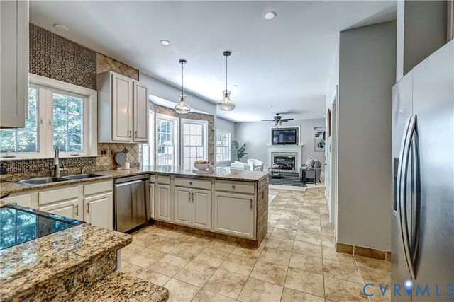 1325 Hawkins Wood Cir, Midlothian, VA 23114