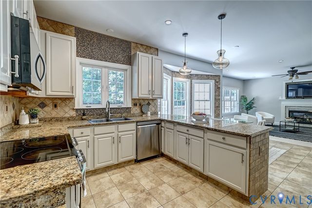 1325 Hawkins Wood Cir, Midlothian, VA 23114