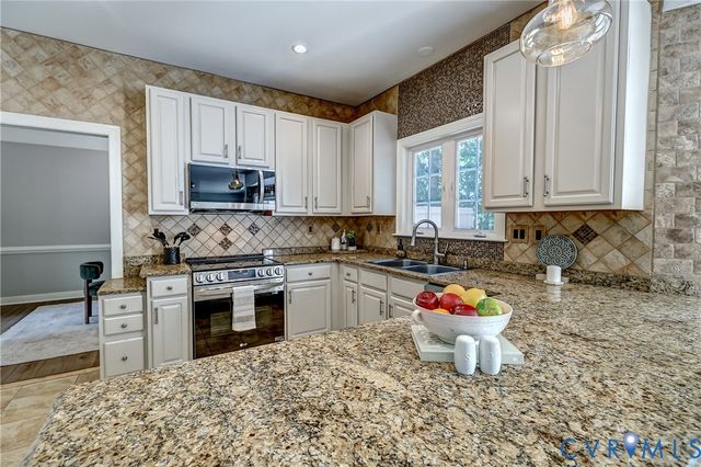 1325 Hawkins Wood Cir, Midlothian, VA 23114