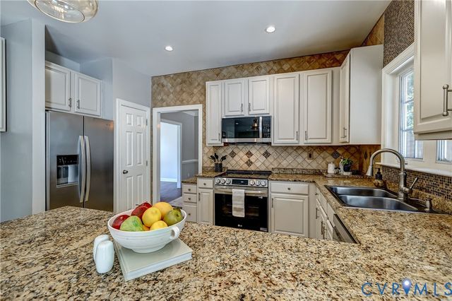 1325 Hawkins Wood Cir, Midlothian, VA 23114