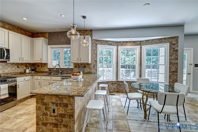 1325 Hawkins Wood Cir, Midlothian, VA 23114