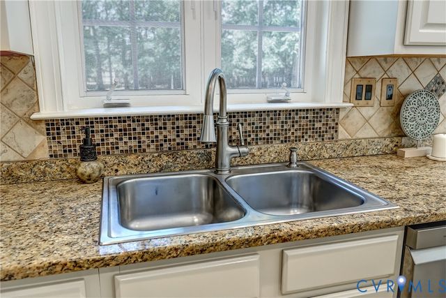 1325 Hawkins Wood Cir, Midlothian, VA 23114
