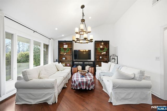 85 Oak Drive, Upper Saddle River, NJ 07458