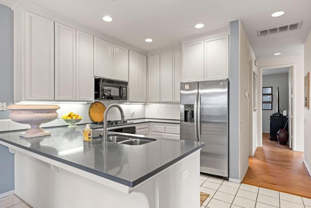7717 E Port Dr, Sacramento, CA 95831