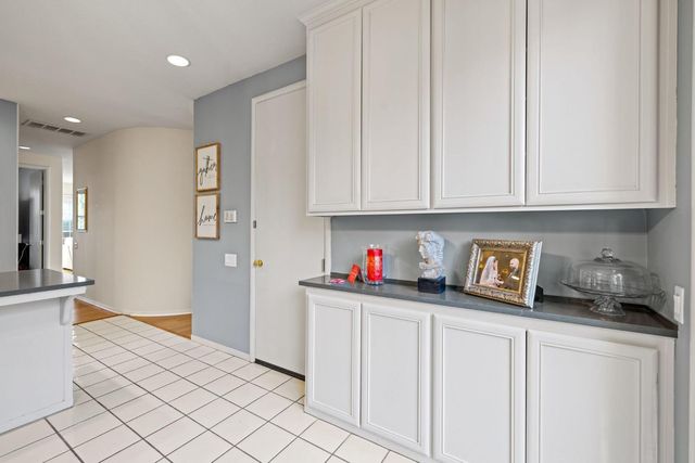 7717 E Port Dr, Sacramento, CA 95831