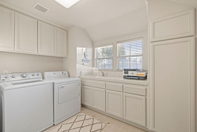7717 E Port Dr, Sacramento, CA 95831