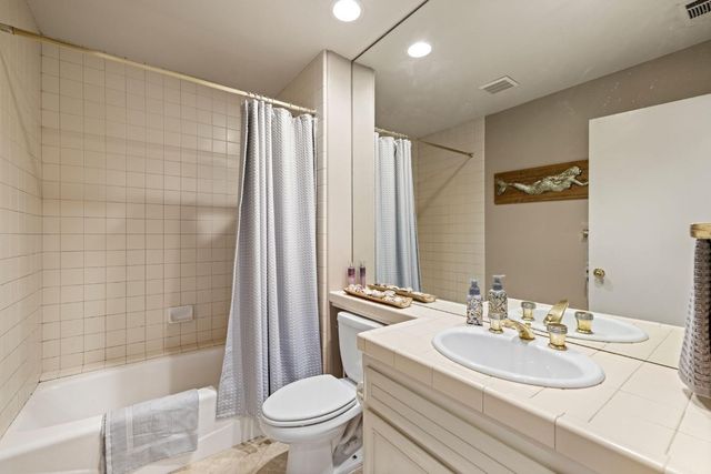 7717 E Port Dr, Sacramento, CA 95831