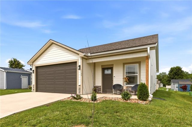 1102 White Oaks Lane, Oak Grove, MO 64075