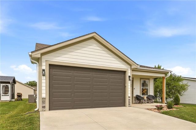 1102 White Oaks Lane, Oak Grove, MO 64075
