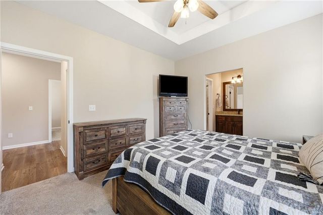 1102 White Oaks Lane, Oak Grove, MO 64075