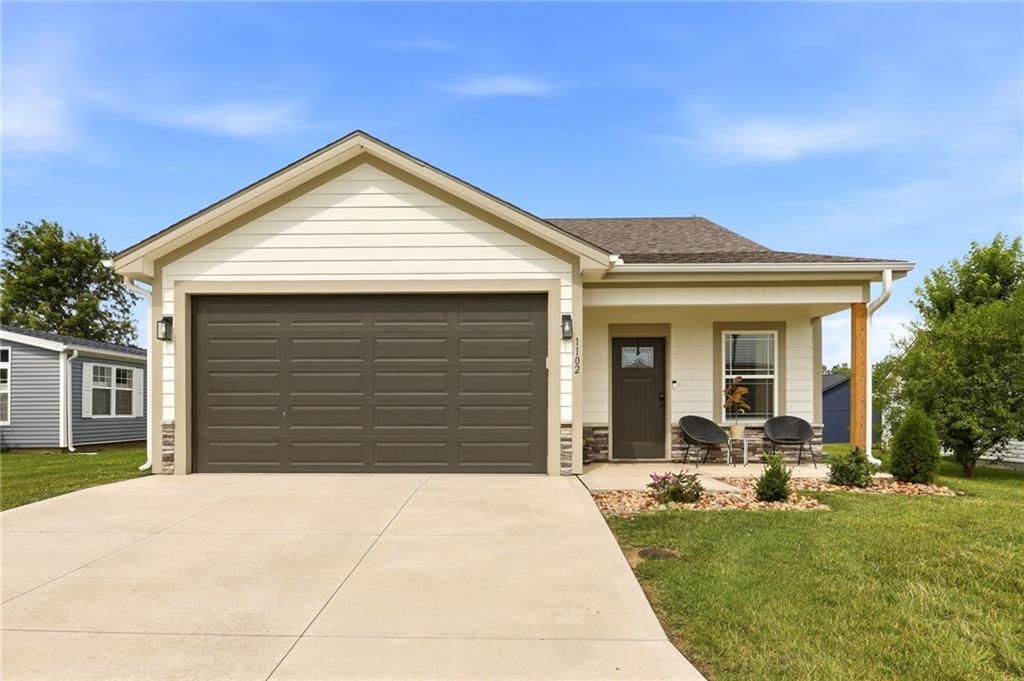 1102 White Oaks Lane, Oak Grove, MO 64075