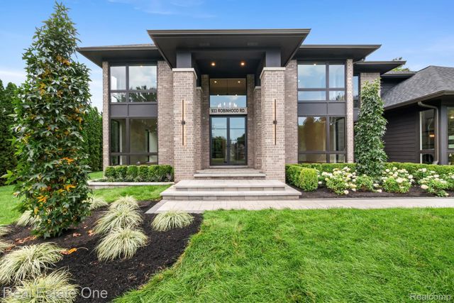 933 Robinhood Road, Bloomfield Charter Township, MI 48304