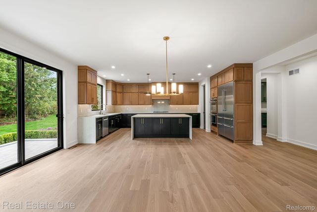 933 Robinhood Road, Bloomfield Charter Township, MI 48304