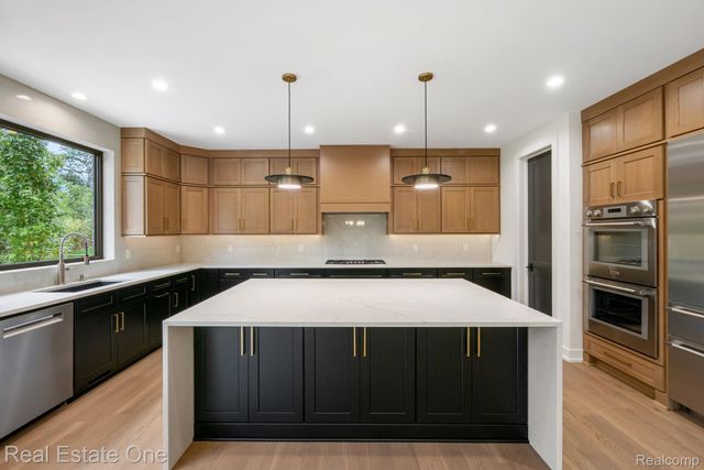 933 Robinhood Road, Bloomfield Charter Township, MI 48304