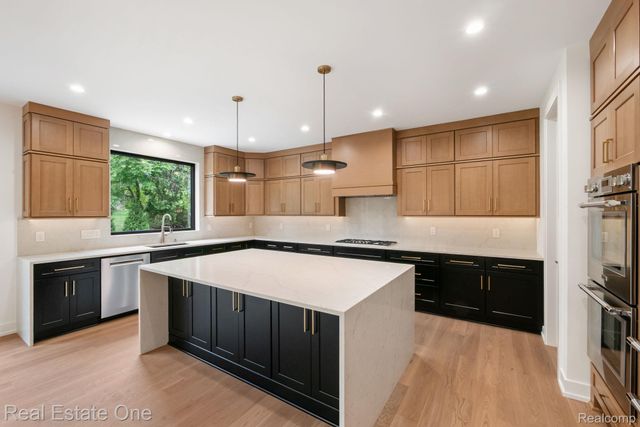 933 Robinhood Road, Bloomfield Charter Township, MI 48304