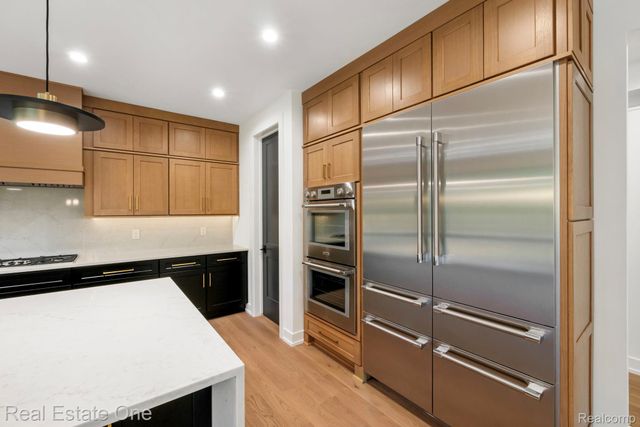 933 Robinhood Road, Bloomfield Charter Township, MI 48304