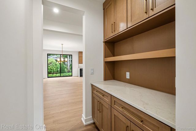 933 Robinhood Road, Bloomfield Charter Township, MI 48304