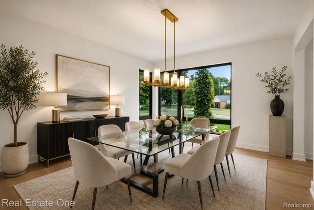 933 Robinhood Road, Bloomfield Charter Township, MI 48304