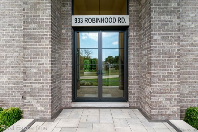 933 Robinhood Road, Bloomfield Charter Township, MI 48304