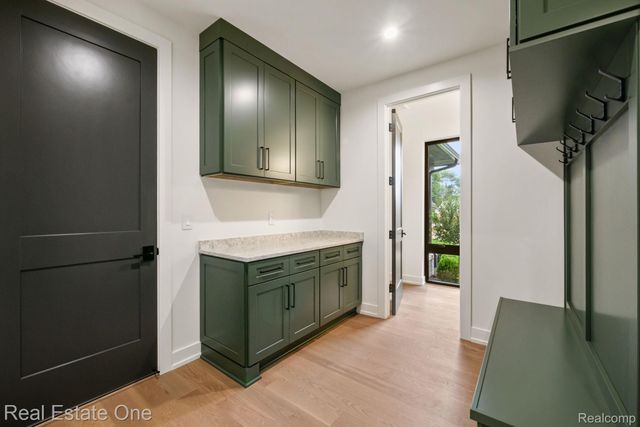 933 Robinhood Road, Bloomfield Charter Township, MI 48304