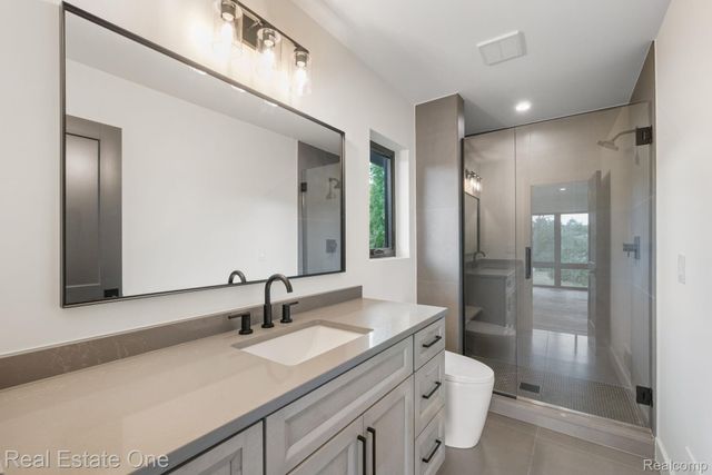 933 Robinhood Road, Bloomfield Charter Township, MI 48304
