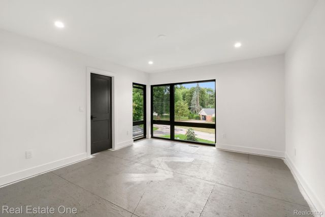 933 Robinhood Road, Bloomfield Charter Township, MI 48304