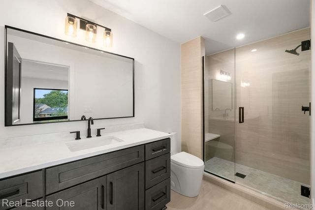 933 Robinhood Road, Bloomfield Charter Township, MI 48304