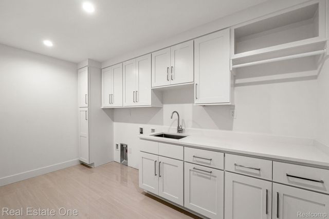 933 Robinhood Road, Bloomfield Charter Township, MI 48304
