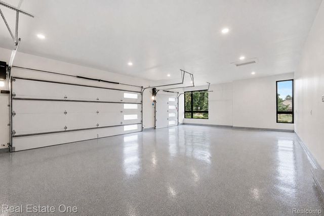 933 Robinhood Road, Bloomfield Charter Township, MI 48304