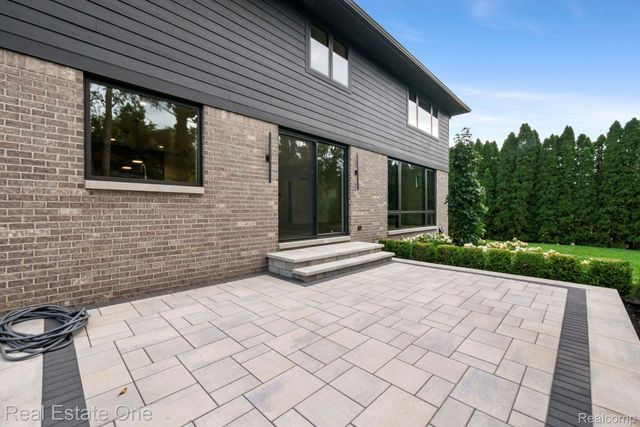 933 Robinhood Road, Bloomfield Charter Township, MI 48304