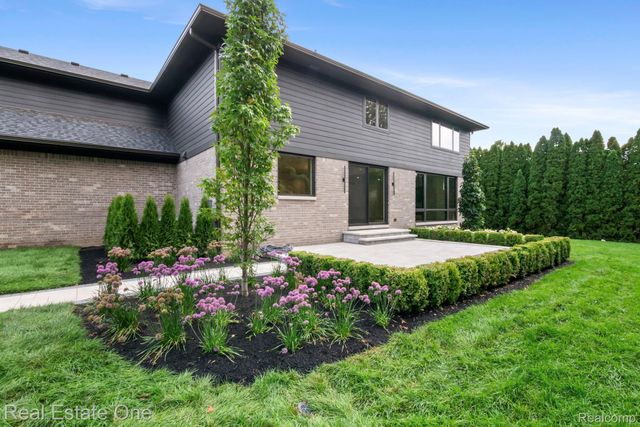 933 Robinhood Road, Bloomfield Charter Township, MI 48304